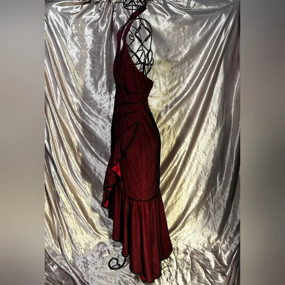 Elegant Red Halter Dress - Picture 4 of 6